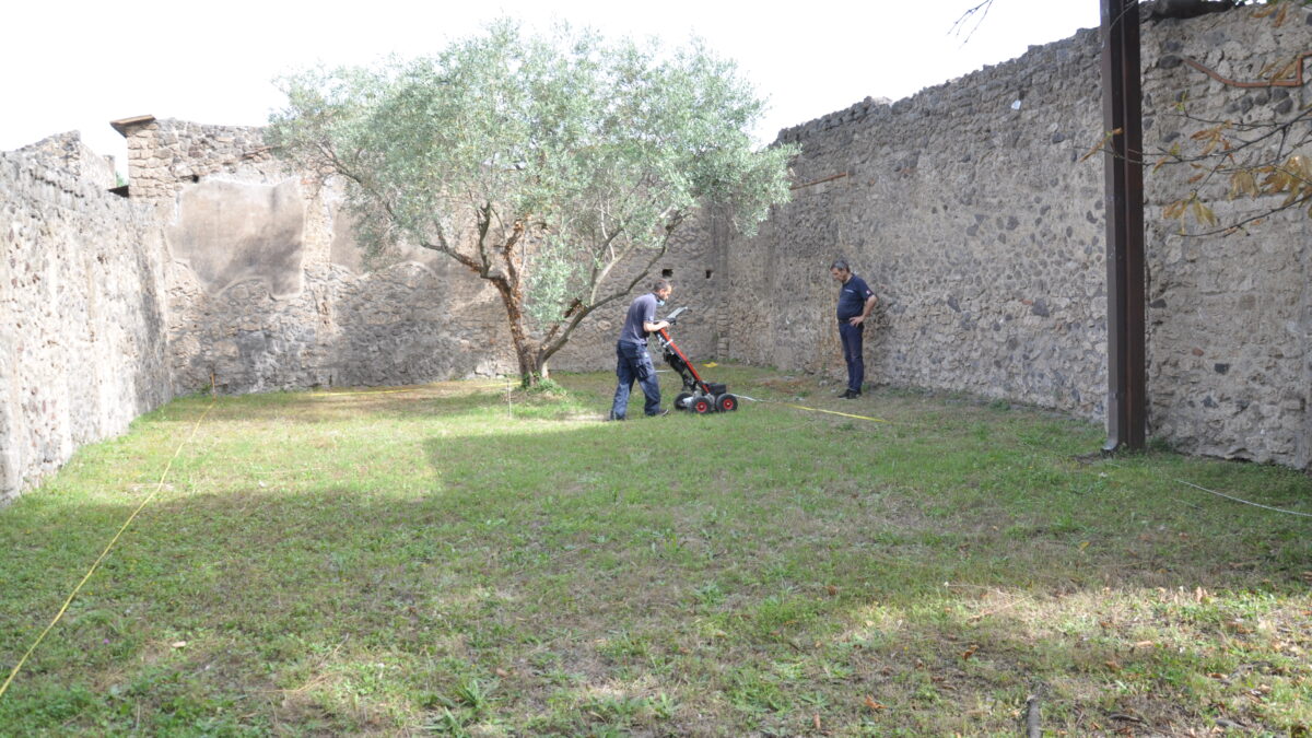 Una fase delle misurazioni GPR nel 'Complesso dei Riti Magici'