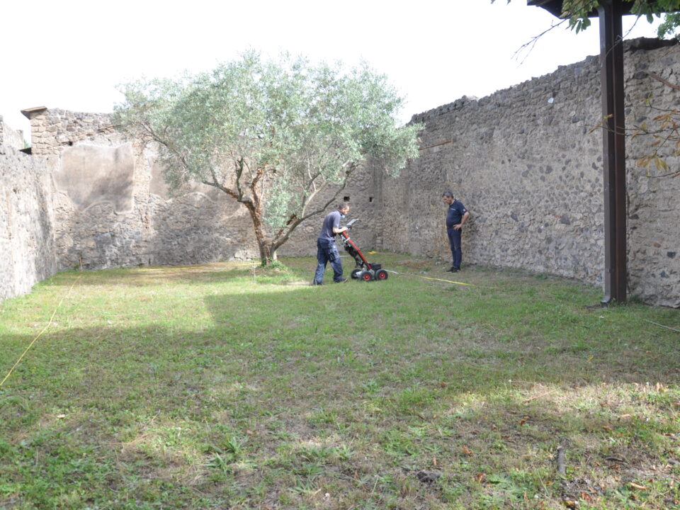 Una fase delle misurazioni GPR nel 'Complesso dei Riti Magici'
