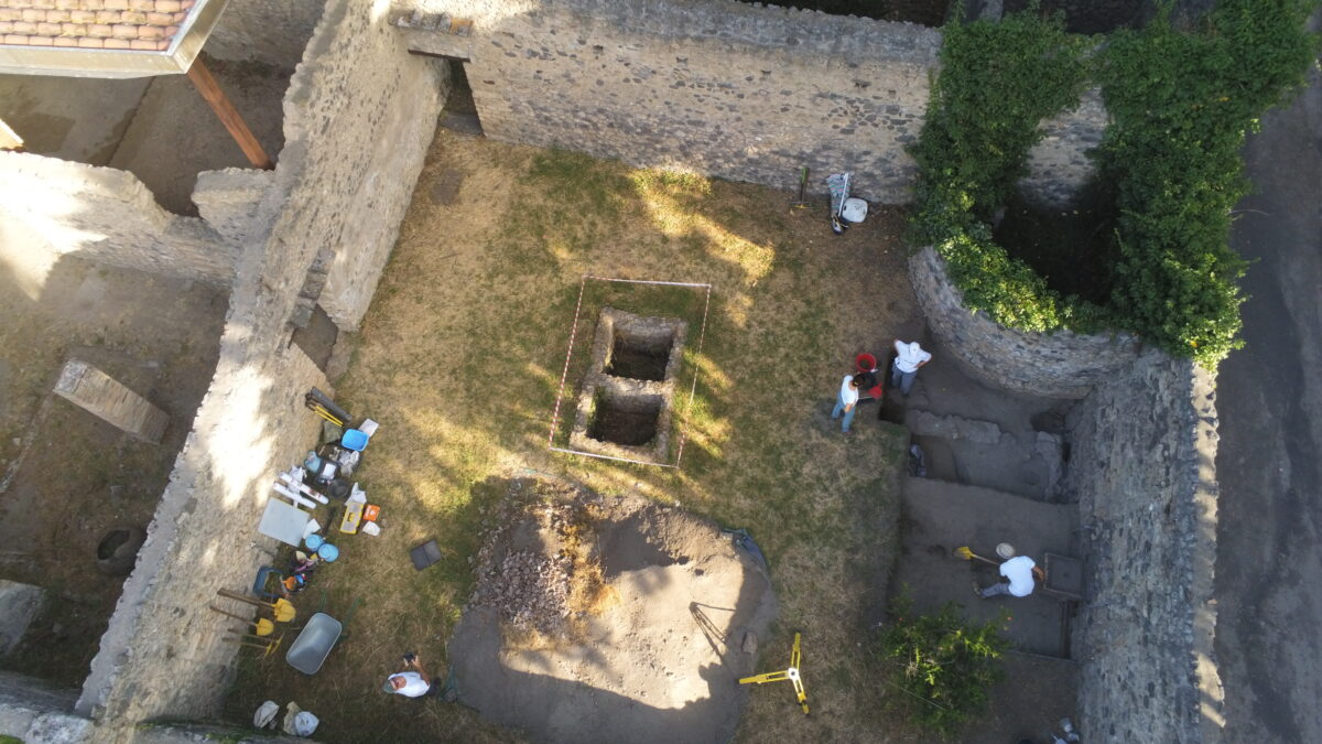 Foto da drone di uno dei cortili del Complesso dei Riti Magici