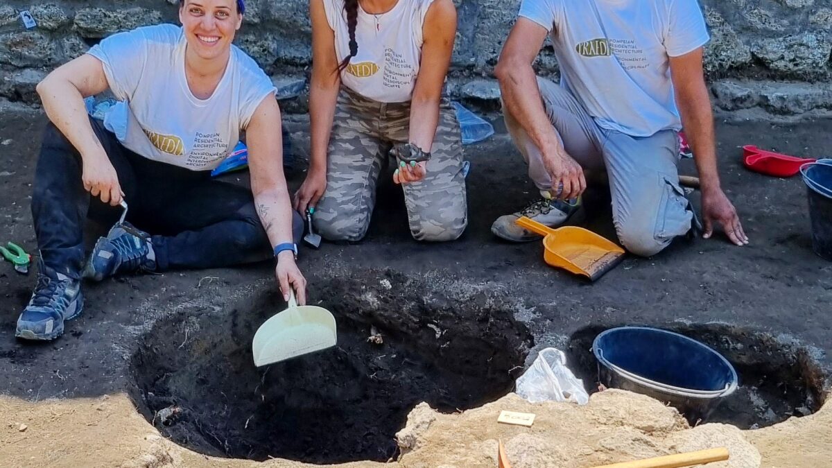 Due fosse per la deposizione di resti di sacrifici nel Complesso dei Riti Magici